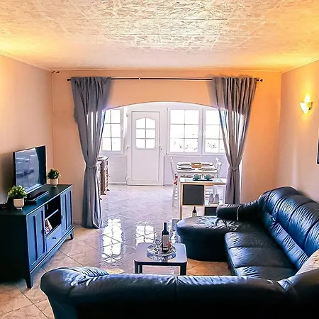 Casa-yelena-direkt-am-meer-mit-grossem-pool